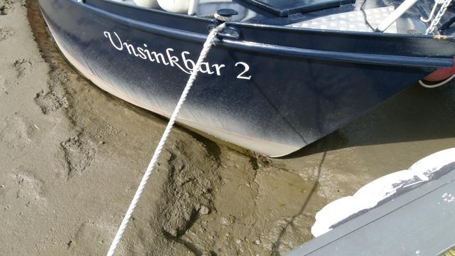 Trockenfallen bei Ebbe im weichen Schlick