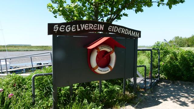 Vereinsschild am Hafen